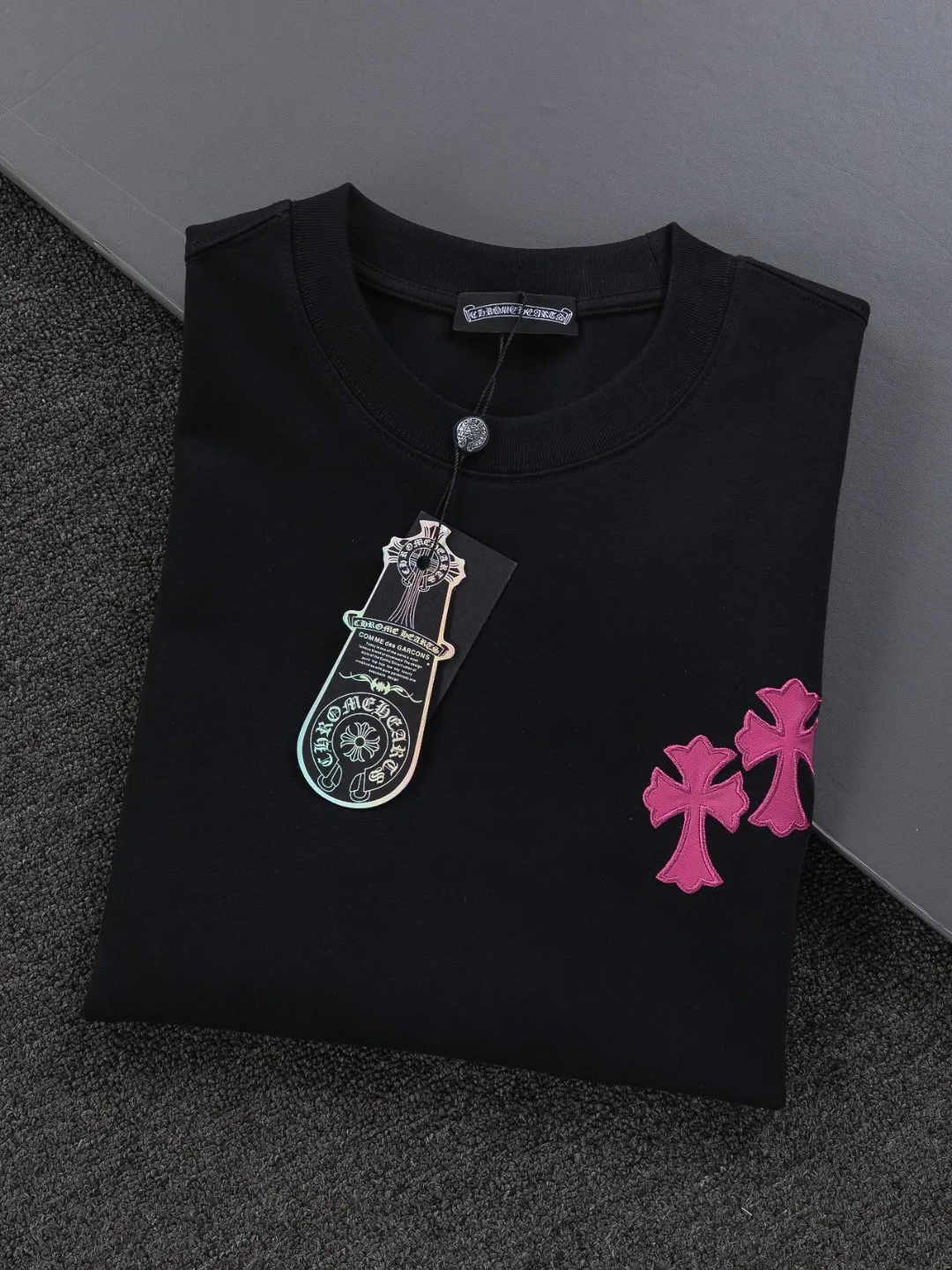 🅿️190 Chrome Hearts CH Cross 26SS New products are hot at the same time💥 Early spring classic style Colorful double cross on the chest 🪡 Embroidery Large logo cross on the back Horseshoe patchwork leather ding Sanskrit ✝️🪡 Embroidery Round neck short-sleeved T-shirt, a popular style, a style that both men and women like, the same style for men and women, 100% chance of turning heads when you wear it when you go out! It’s all about being handsome. The designer’s classic sense is precisely grasped. The whole piece of clothing is heavy. Industrial washing process. Ready-made garments are dyed + sprayed for a horse effect. The double-washing process is super recognizable. It uses heavy washing to make it distressed. The edges of the patch are slightly rolled and naturally distressed. It has a three-dimensional layering with a little damage and is very visually lethal. It adheres to Kroxin's consistent rough style. The chest and back are large, and the horseshoe flower printed patch pattern is embroidered and decorated. It is decorated with silver metal engraved distressed buttons. The classic elements full of brand recognition instantly enhance the overall sense of grade and specification. Its texture is quite high-end! The overall feeling is high-end, simple and elegant, with silver hardware accessories, a full set of customized accessories, and the pattern of the entire dress is all decorated with patchwork three-dimensional embroidery technology, which is the finishing touch of the entire dress. The design on the back is even more eye-catching! ! This full back is so cool, it’s full of design, and the overall upper body style highlights fashion and individuality. Wearing it together as a couple is even more popular on the street. I recommend the early autumn sweatshirt! ! The fabric is a unique 320g 100% cotton, which is skin-friendly, breathable, warm to the touch, firm in texture, and smooth in lines. It can be called a back killer, which has very strict requirements on craftsmanship and cost. The smooth neckline, flat cuffs and hems, the stitches are small and tight, tight and orderly, and the details are perfect. The consistent OS version can be worn alone or layered. It is very casual, but very iconic! It is simply the flagship of high-end trendy brands and must be included in your wardrobe. It has the American fashion spirit of freedom and individuality, and is highly recognizable and stylized! Color: Black White Size: S-XL Size chart: S: Shoulder width 50-Bust 56-Length 70 M: Shoulder width 52-Bust 57-Length 72 L: Shoulder width 54-Bust 59-Length 74 XL: Shoulder width 56-Bust 62-Length 76
